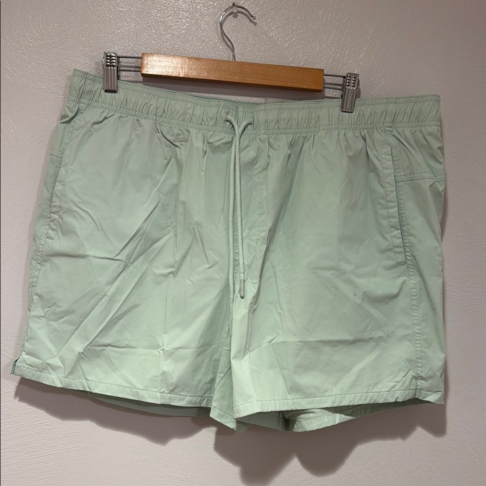 Men’s VRST 5 in mint green shorts